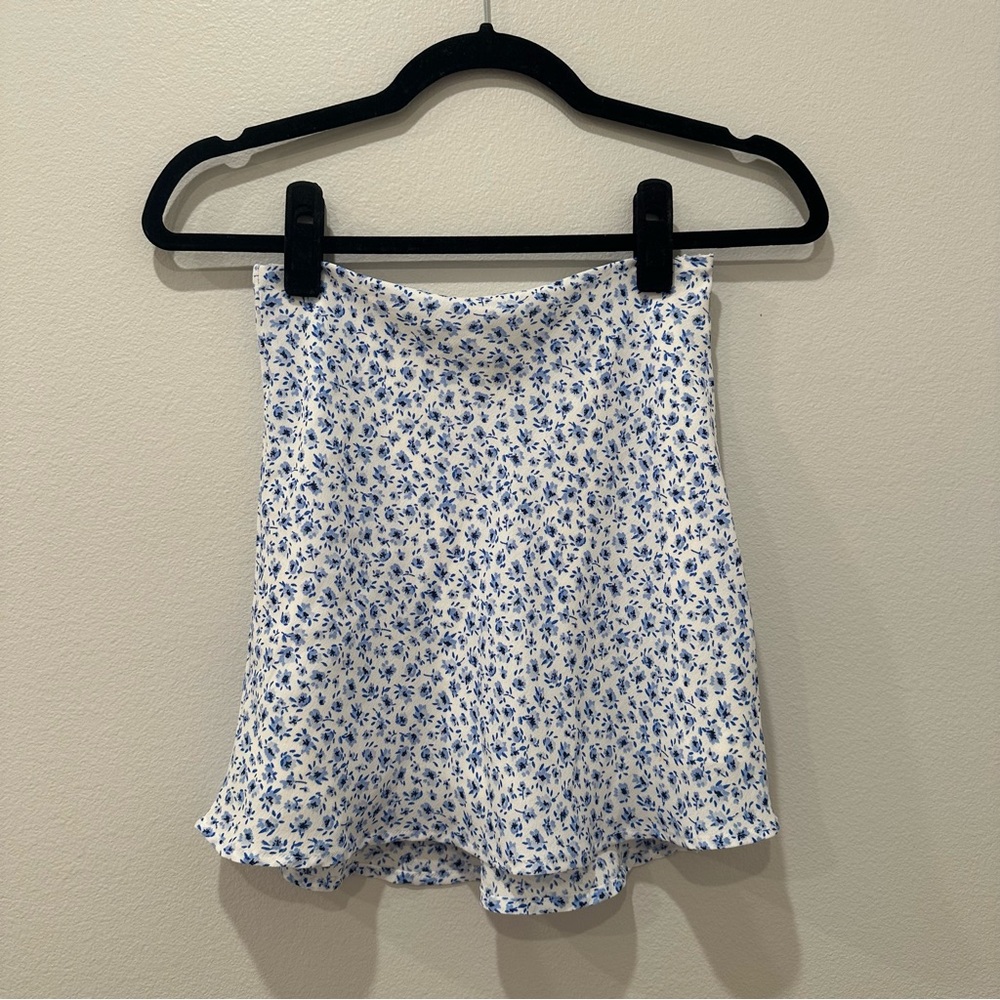 DIVIDED XS white and blue floral mini skirt